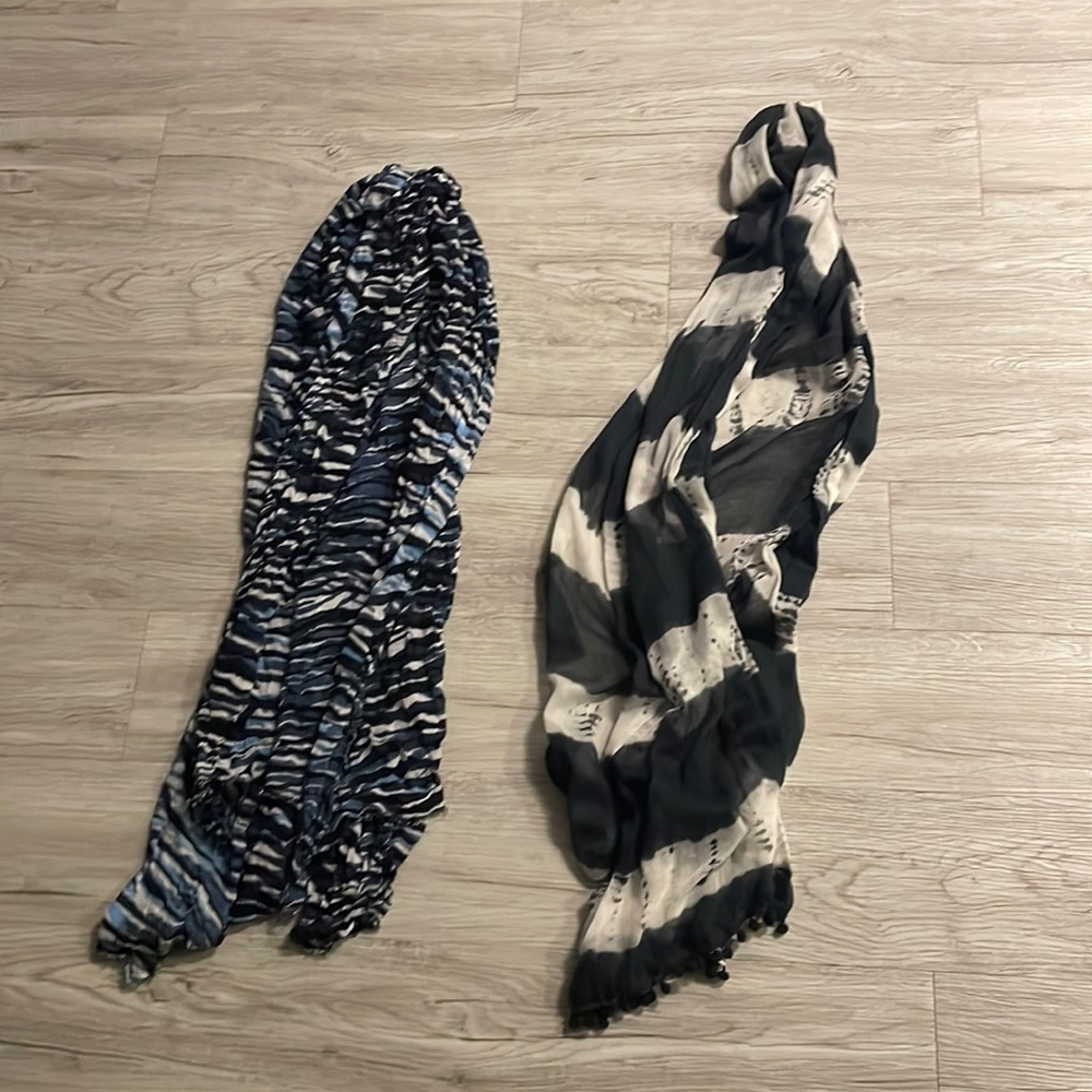 2 scarfs - blue patterned